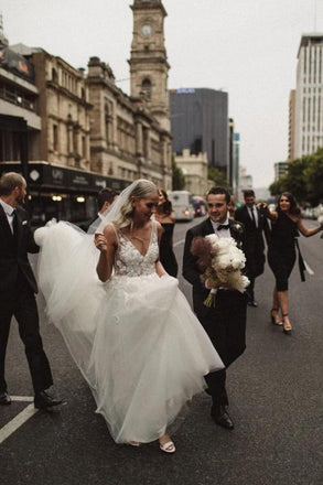 A Line V Neck Sleeveless Tulle Beach Wedding Dress with Lace Appliques UQ2551